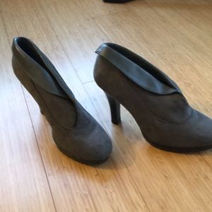 Fiona gray booties in size 7